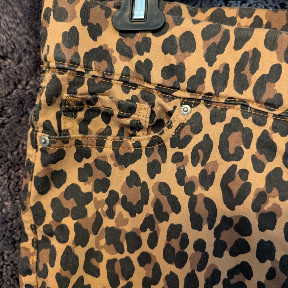 Signature by Levi Strauss Leopard Print High Rise Jeans - Picture 5 of 9